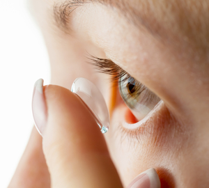 Особенности надевания контактных линз для глаз